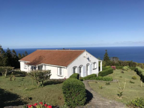 2 bedrooms house with enclosed garden and wifi at Caveira DAS FLORES AZORES 7 km away from the beach